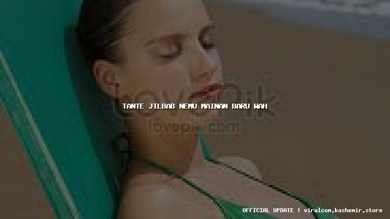 tante jilbab nemu mainan baru wah